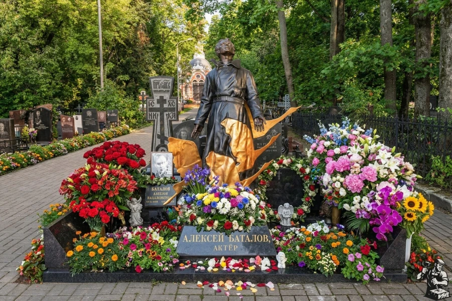 pamyatnik-akteru-alekseyu-batalovu-skulptura-tsvety-memorial